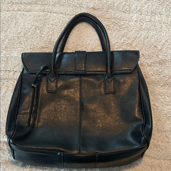 Elegant Black Leather Handbag - Picture 4 of 16